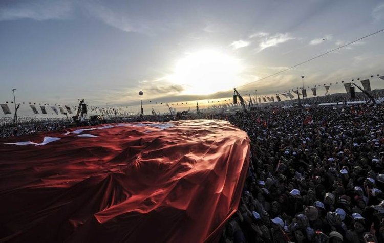 fot. Bulent Kilic / AFP / Getty Images / 23 marca 2014
Zwolennicy tureckiego premiera - Tayyipa Erdogana - przynieśli na wiec gigantyczną flagę